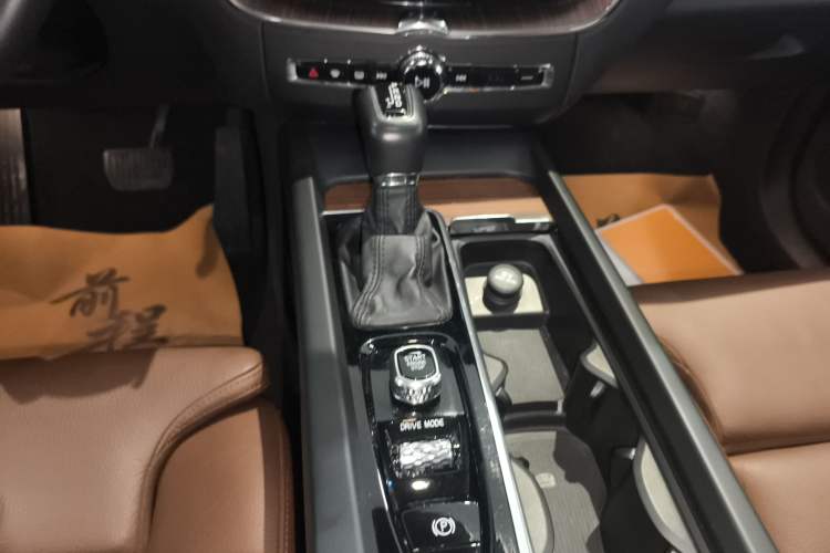 Used Volvo XC60 2018 T5 4x4 Zhiya Luxury Edition Gear Lever