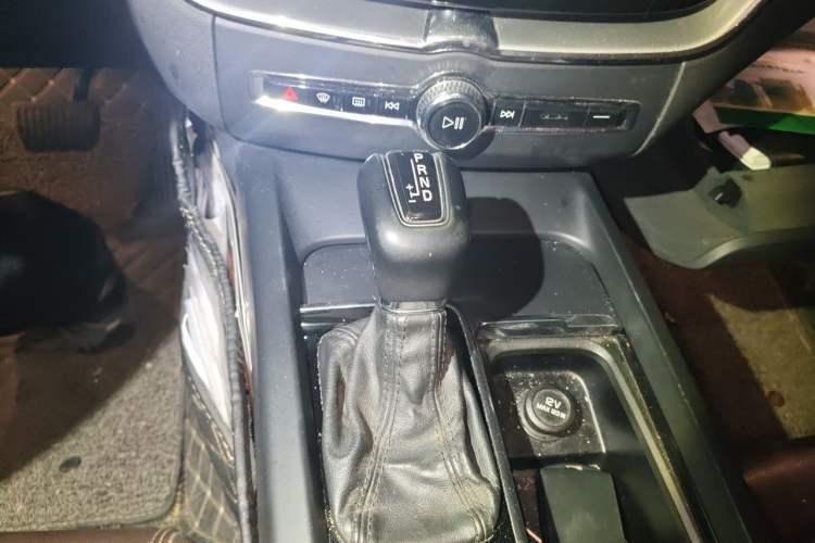 Used Volvo XC60 2018 T5 4x4 Smart Edition Gear Lever