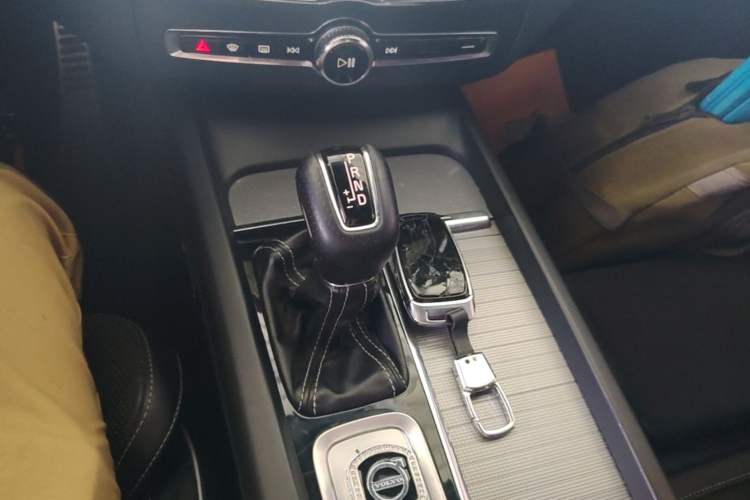 Used Volvo XC60 2018 T5 4x4 Smart & Sporty Edition Gear Lever