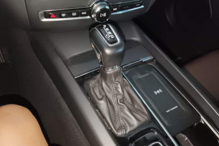 Used Volvo XC60 2018 T5 4x4 Smart Edition Gear Lever