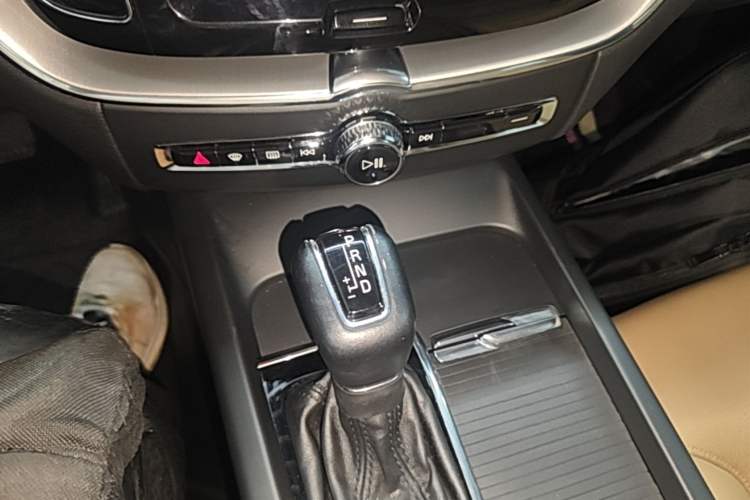 Used Volvo XC60 2018 T5 4x4 Smart Edition Gear Lever