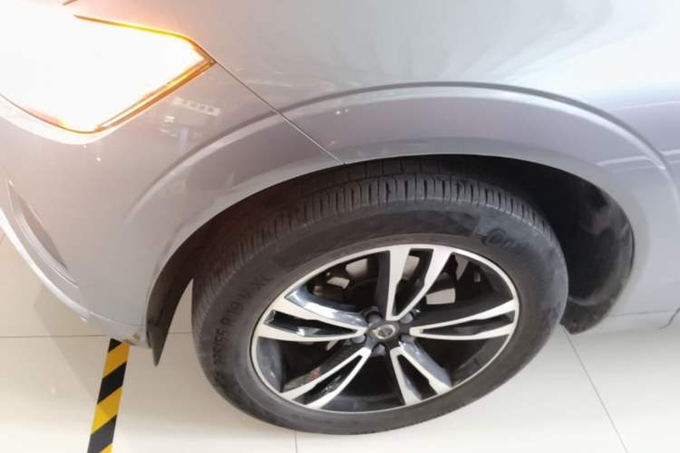 Used Volvo XC60 2018 T5 4x4 Smart Edition Left Front Wheel Hub