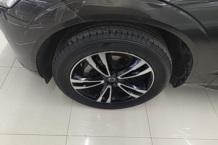 Used Volvo XC60 2018 T5 4x4 Smart Edition Left Front Wheel Hub