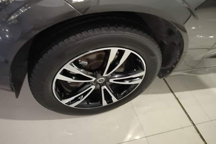 Used Volvo XC60 2018 T5 4x4 Smart Edition Left Front Wheel Hub