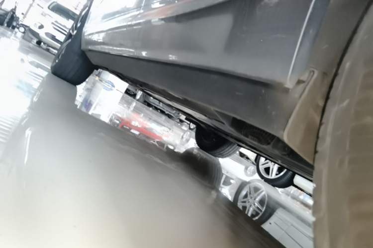 Used Volvo XC60 2018 T5 4x4 Smart Edition Left Side Sill