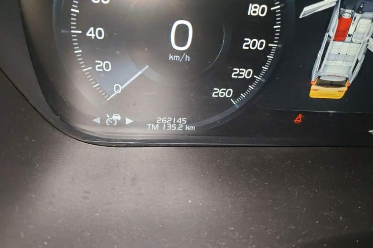 Used Volvo XC60 2018 T5 4x4 Smart Edition Odometer Close Up