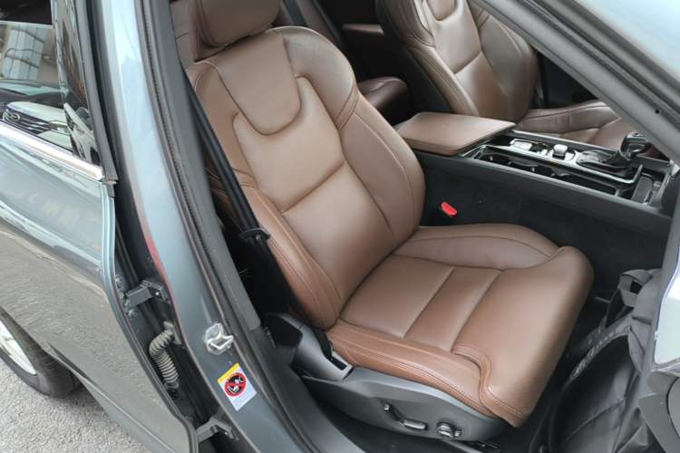 Used Volvo XC60 2018 T5 4x4 Zhiyi Edition Right Front Seat