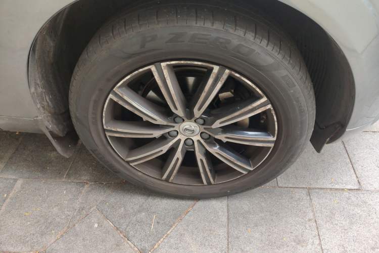 Used Volvo XC60 2018 T5 4x4 Zhiya Luxury Edition Right Front Wheel Hub