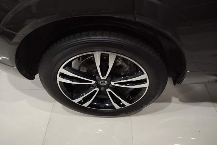 Used Volvo XC60 2018 T5 4x4 Smart Edition Right Rear Wheel Hub