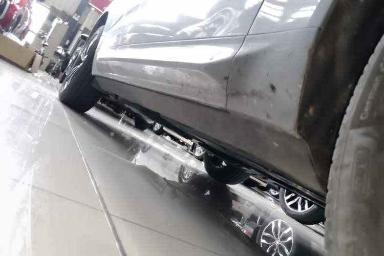 Used Volvo XC60 2018 T5 4x4 Smart Edition Right Side Sill