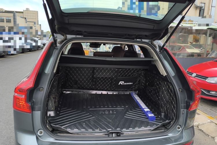 Used Volvo XC60 2018 T5 4x4 Zhiyi Edition Trunk