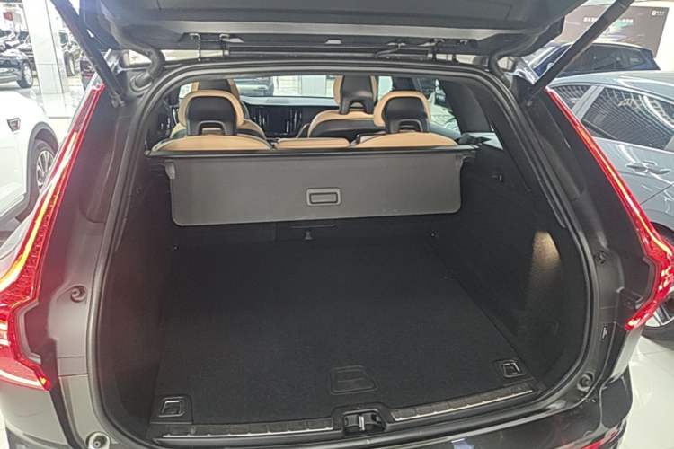Used Volvo XC60 2018 T5 4x4 Smart Edition Trunk
