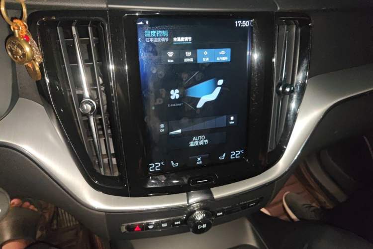 Used Volvo XC60 2018 T5 4x4 Smart Edition Audio And AC Panel