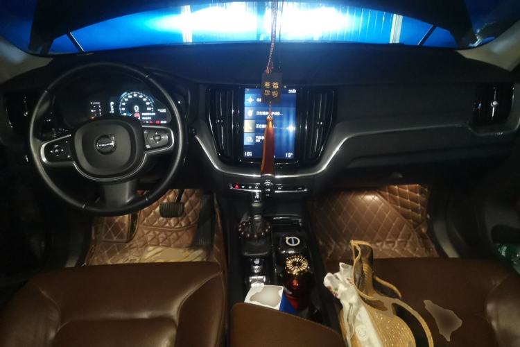 Used Volvo XC60 2018 T5 4x4 Zhiyi Edition Center Console