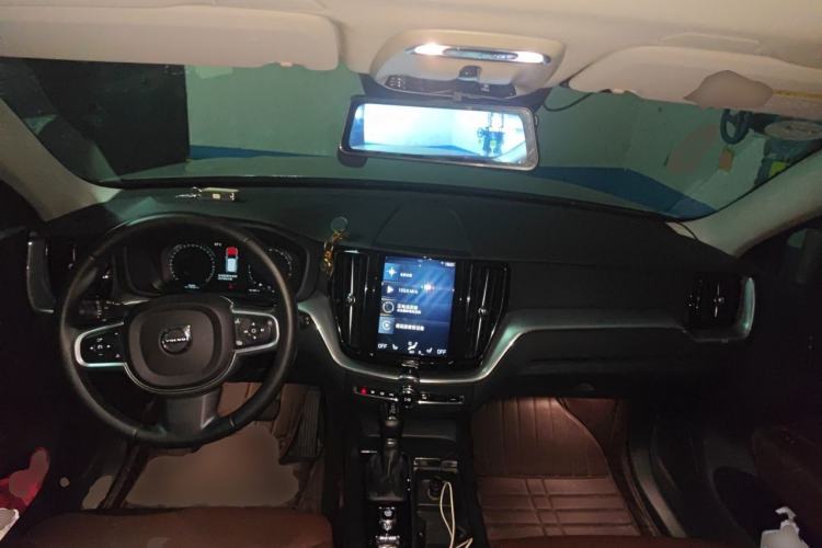 Used Volvo XC60 2018 T5 4x4 Smart Edition Center Console