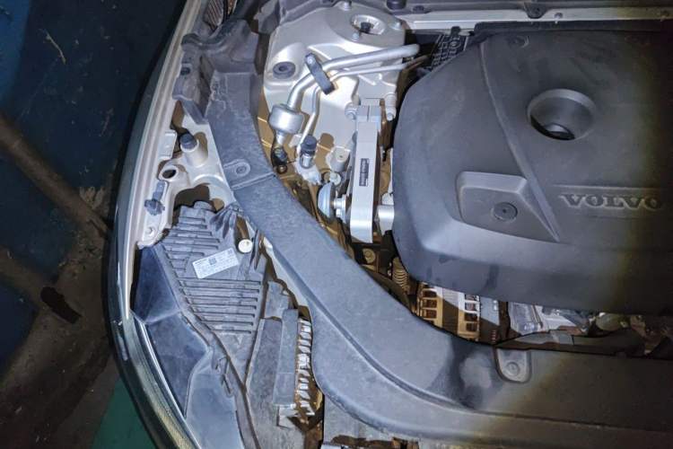 Used Volvo XC60 2018 T5 4x4 Smart Edition Engine Bay Right
