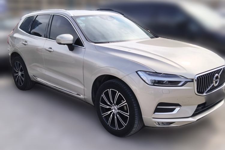 Used Volvo XC60 2018 T5 4x4 Zhiya Luxury Edition Front Right 45 Deg