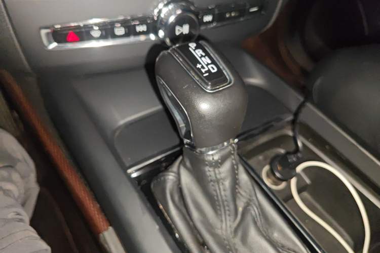 Used Volvo XC60 2018 T5 4x4 Smart Edition Gear Lever