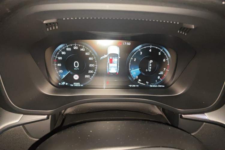 Used Volvo XC60 2018 T5 4x4 Smart Edition Odometer Close Up