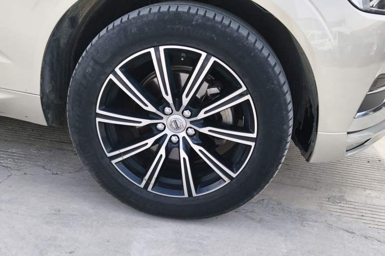 Used Volvo XC60 2018 T5 4x4 Zhiya Luxury Edition Right Front Wheel Hub