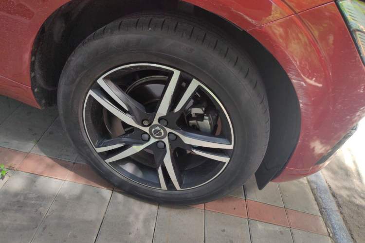 Used Volvo XC60 2018 T5 4x4 Smart & Sporty Edition Right Front Wheel Hub