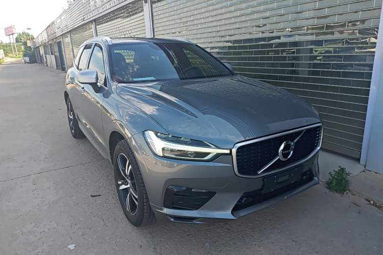 Used Volvo XC60 2018 T5 4x4 Smart & Sporty Edition Front Right 45 Deg