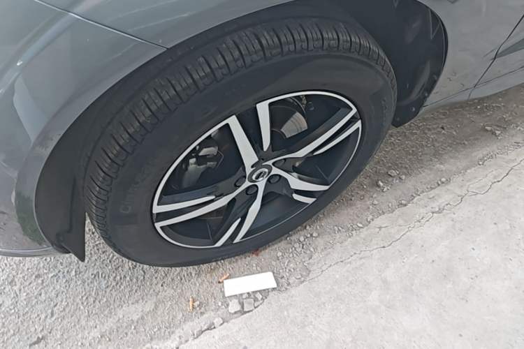 Used Volvo XC60 2018 T5 4x4 Smart & Sporty Edition Left Front Wheel Hub