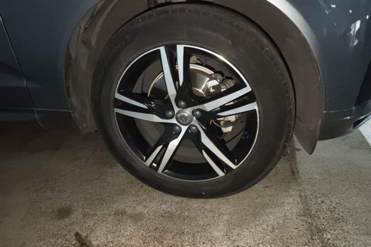 Used Volvo XC60 2018 T5 4x4 Smart & Sporty Edition Right Front Wheel Hub
