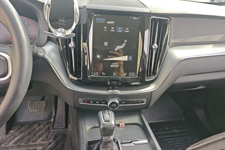 Used Volvo XC60 2018 T5 4x4 Smart Edition Audio And AC Panel