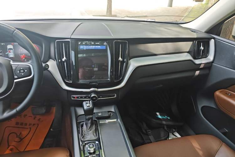 Used Volvo XC60 2018 T5 4x4 Smart Edition Audio And AC Panel