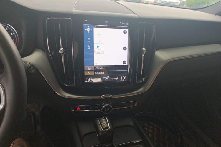 Used Volvo XC60 2018 T5 4x4 Smart Edition Audio And AC Panel