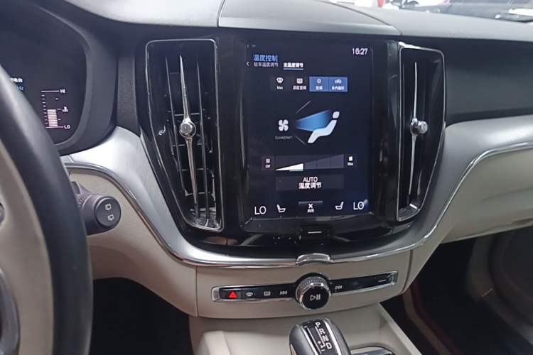Used Volvo XC60 2018 T5 4x4 Smart Edition Audio And AC Panel