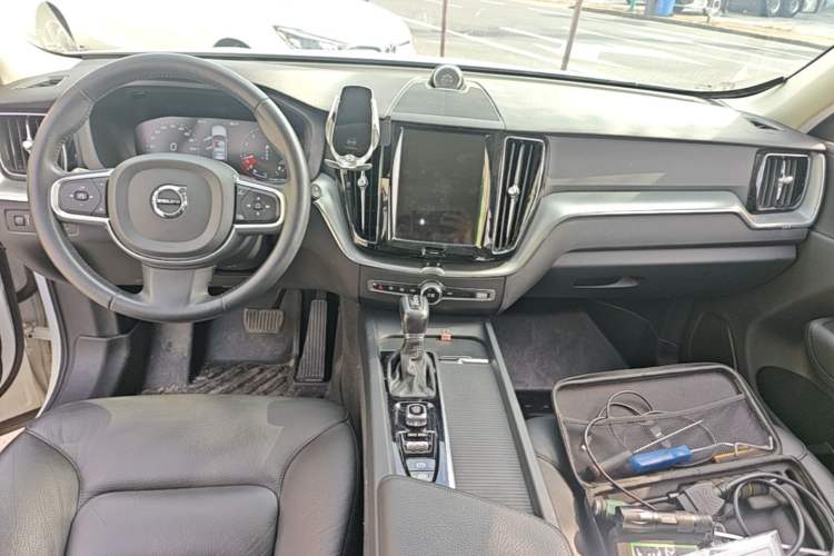 Used Volvo XC60 2018 T5 4x4 Smart Edition Center Console