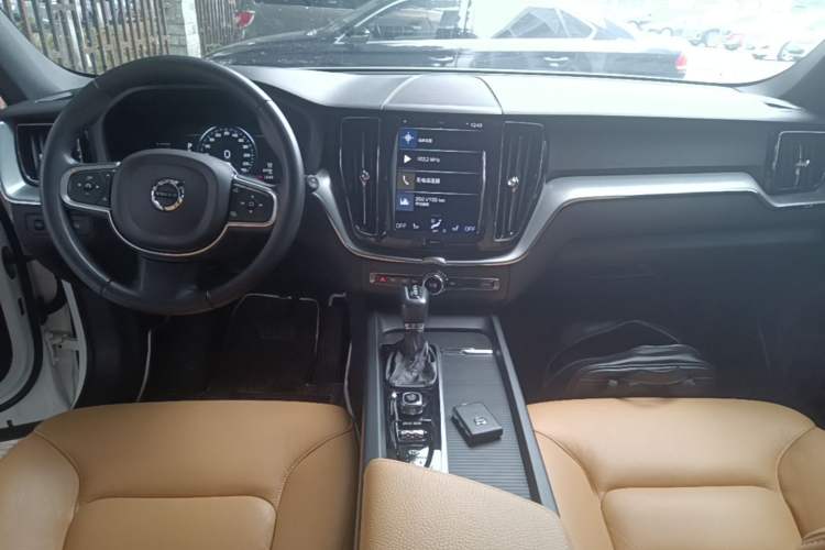 Used Volvo XC60 2018 T5 4x4 Smart Edition Center Console