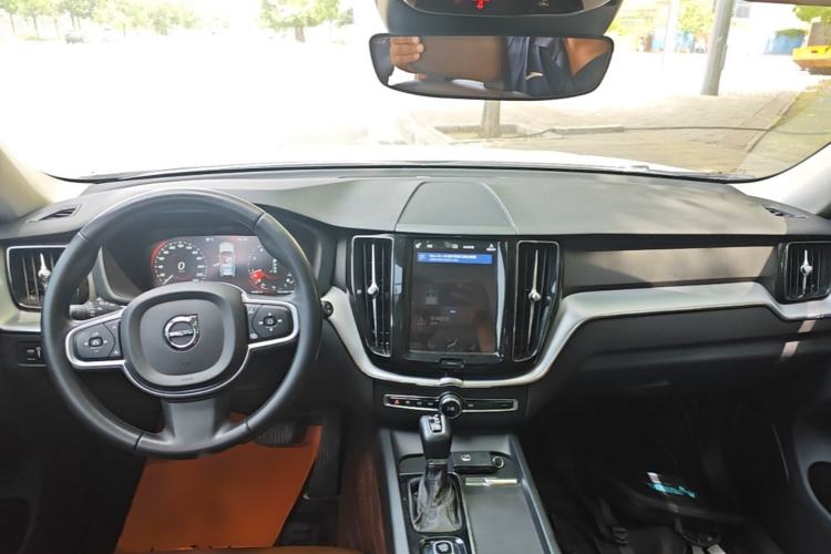 Used Volvo XC60 2018 T5 4x4 Smart Edition Center Console