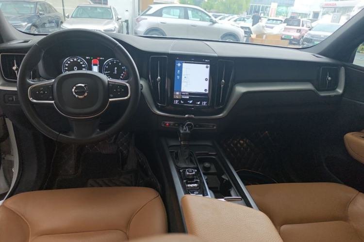 Used Volvo XC60 2018 T5 4x4 Smart Edition Center Console