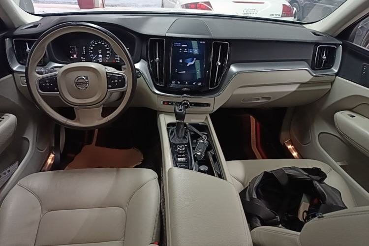 Used Volvo XC60 2018 T5 4x4 Smart Edition Center Console