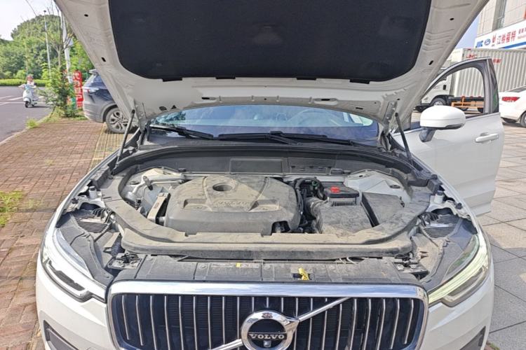 Used Volvo XC60 2018 T5 4x4 Smart Edition Engine Bay