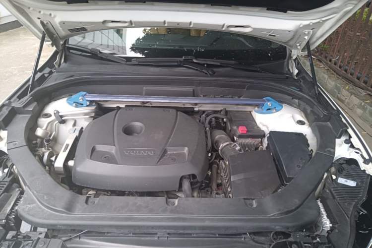 Used Volvo XC60 2018 T5 4x4 Smart Edition Engine Bay