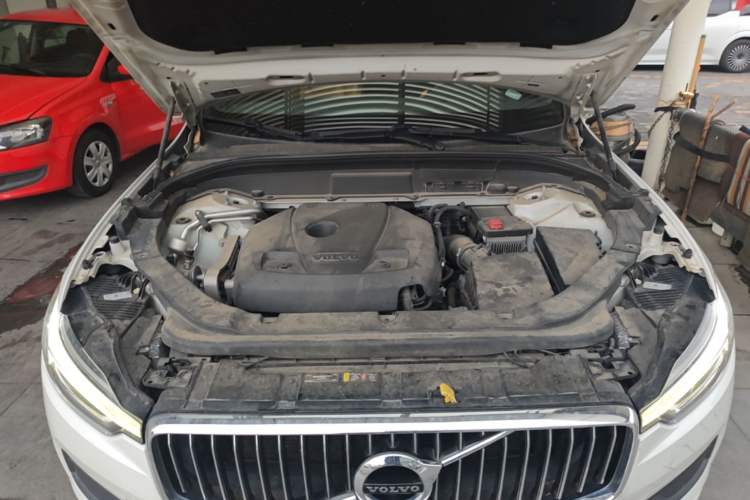 Used Volvo XC60 2018 T5 4x4 Smart Edition Engine Bay