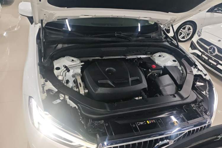 Used Volvo XC60 2018 T5 4x4 Zhiyi Edition Engine Bay