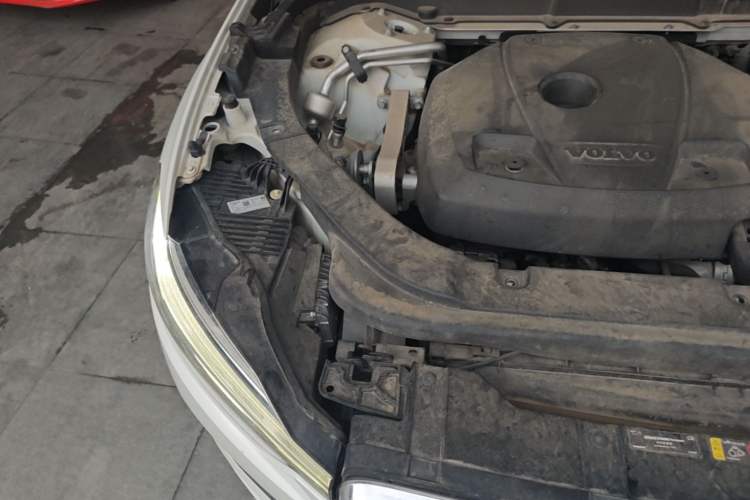 Used Volvo XC60 2018 T5 4x4 Smart Edition Engine Bay Right