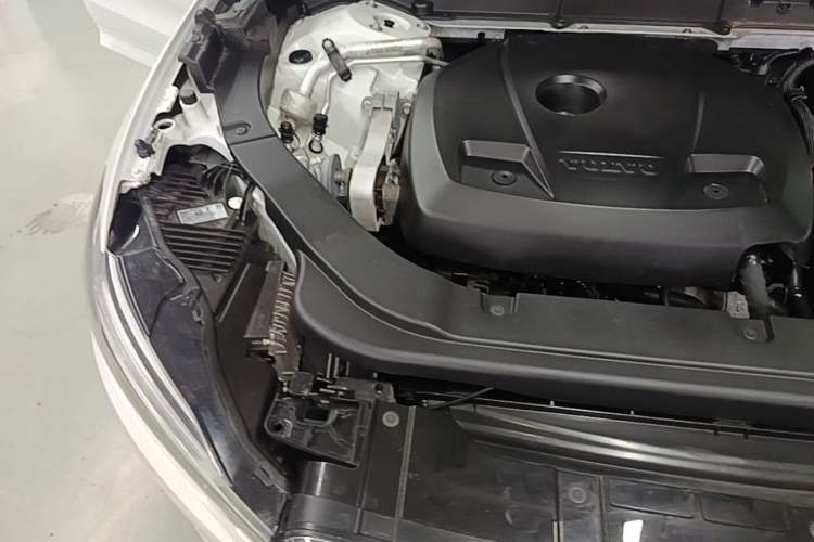 Used Volvo XC60 2018 T5 4x4 Smart Edition Engine Bay Right