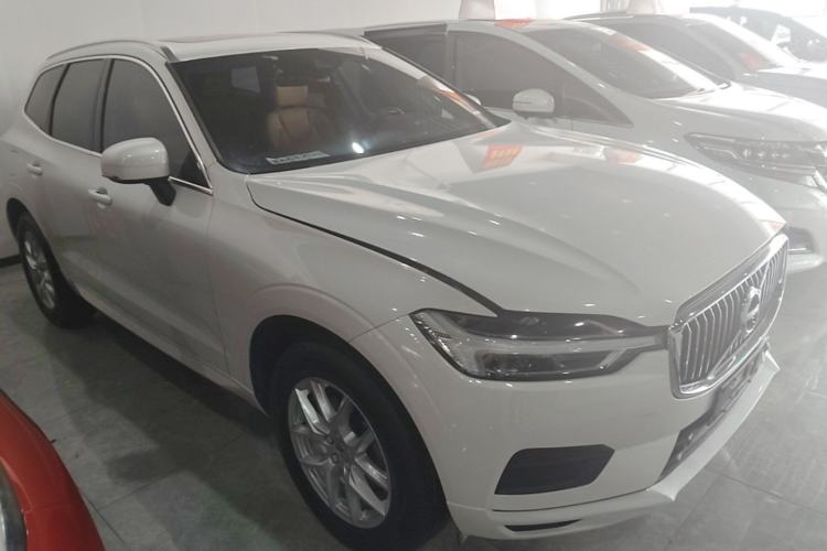 Used Volvo XC60 2018 T5 4x4 Zhiyi Edition Front Right 45 Deg