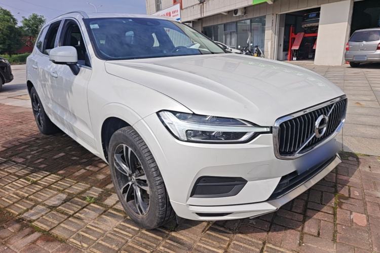 Used Volvo XC60 2018 T5 4x4 Smart Edition Front Right 45 Deg