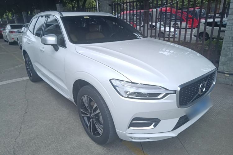 Used Volvo XC60 2018 T5 4x4 Smart Edition Front Right 45 Deg