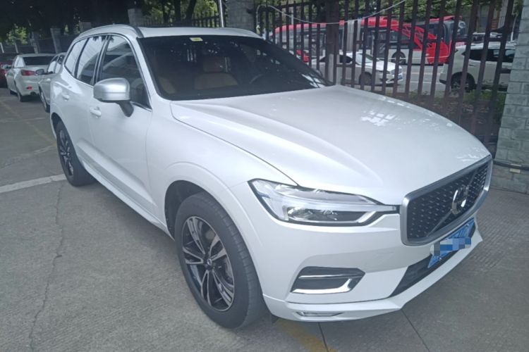Used Volvo XC60 2018 T5 4x4 Smart Edition Front Right 45 Deg