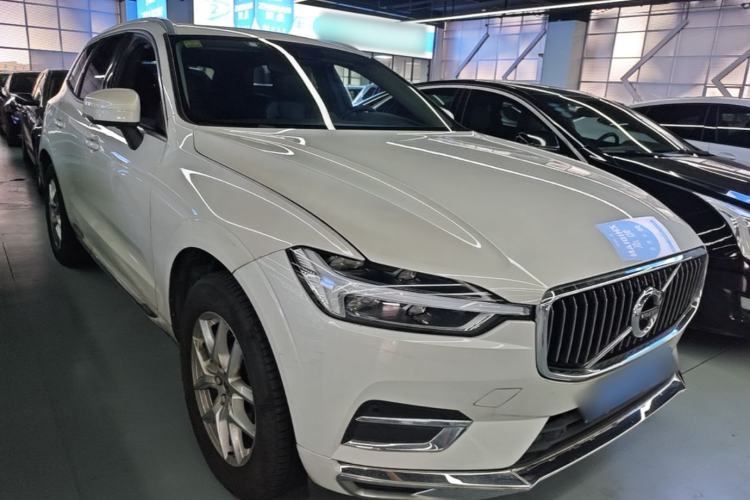 Used Volvo XC60 2018 T5 4x4 Zhiyi Edition Front Right 45 Deg