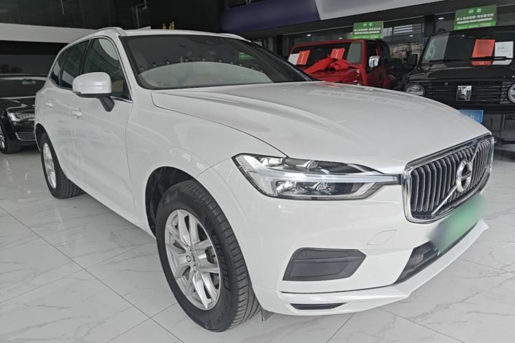 Used Volvo XC60 2018 T5 4x4 Zhiyi Edition Front Right 45 Deg