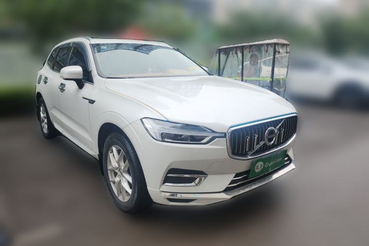 Used Volvo XC60 2018 T5 4x4 Zhiyi Edition Front Right 45 Deg
